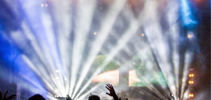 Feiernde Menschen auf einem Musikfestival