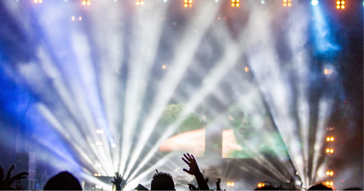 Feiernde Menschen auf einem Musikfestival
