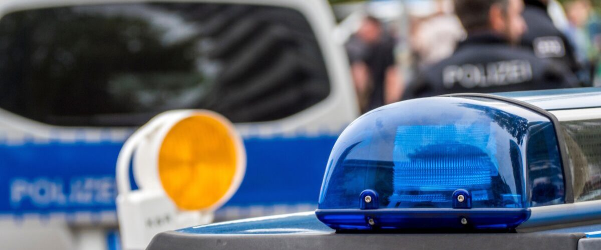 Blaulicht eines Polizeifahrzeugs im Einsatz in Halle (Saale)