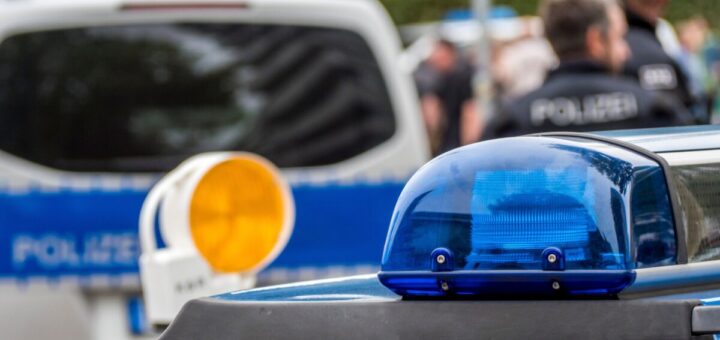 Blaulicht eines Polizeifahrzeugs im Einsatz in Halle (Saale)