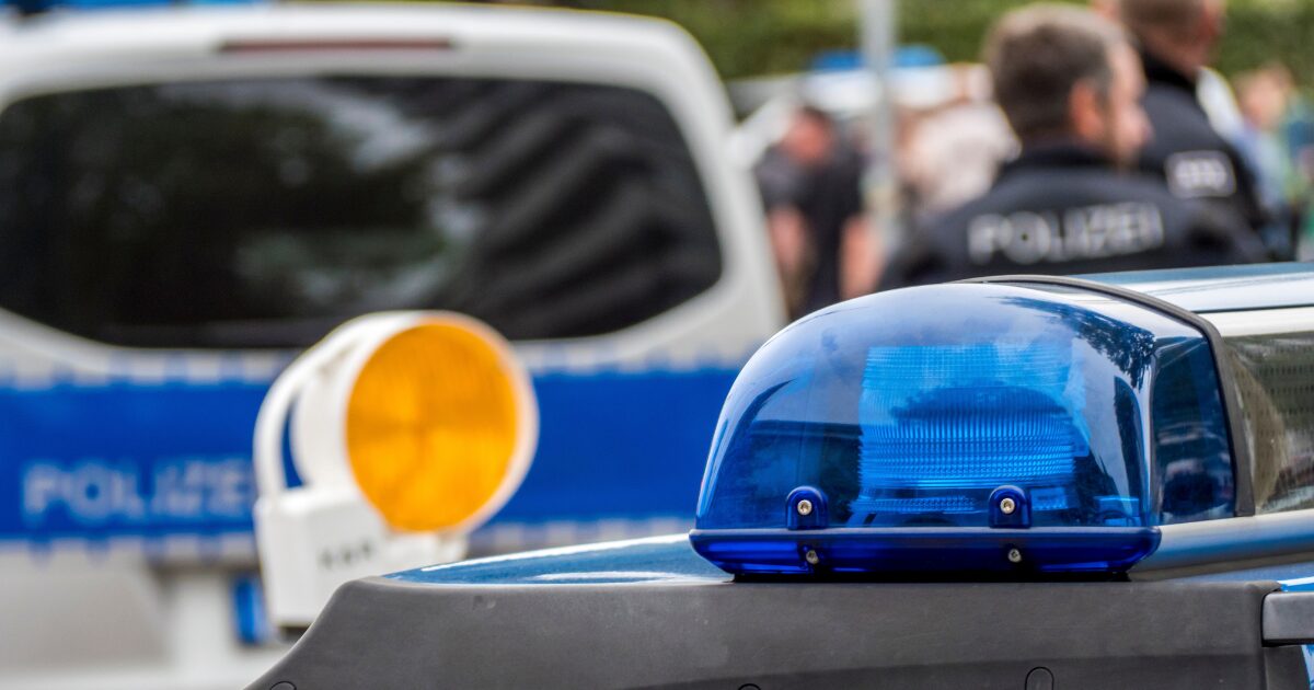 Blaulicht eines Polizeifahrzeugs im Einsatz in Halle (Saale)