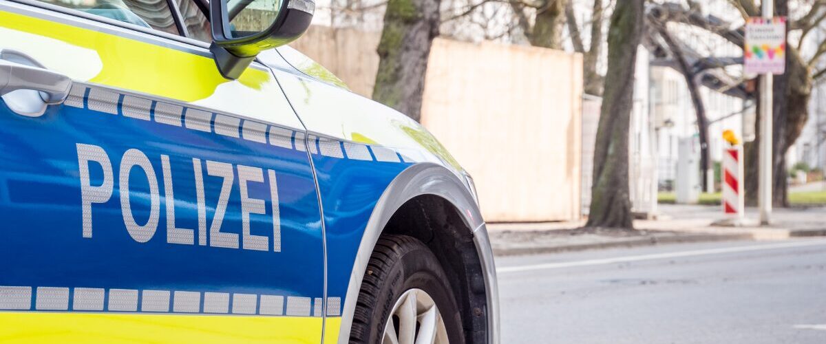 Polizeieinsatz mit Streifenwagen in Halle (Saale)
