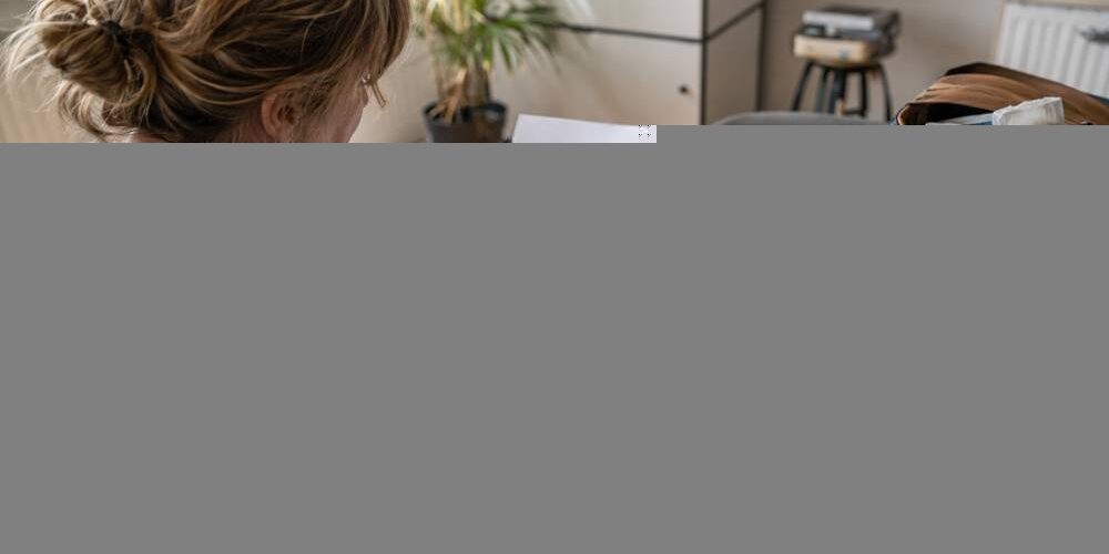 Symbolbild: Vertragsunterschrift in der Alltagshilfe-Branche